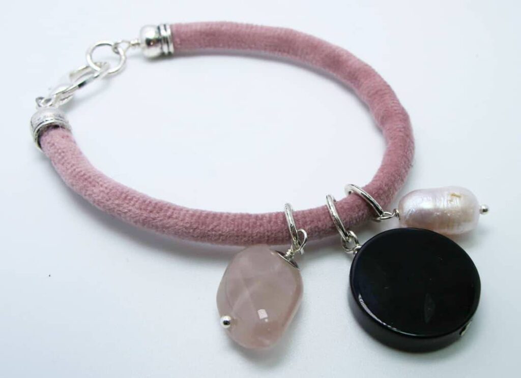 Velvet bracelet with baroque pearls, pink quartz and onyx