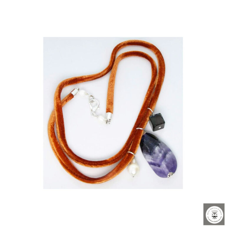 Collana in velluto ruggine con perla barocca, ametista e onice