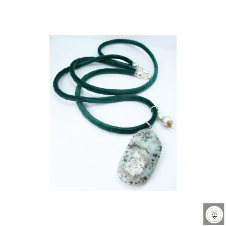 Collana di due fili in velluto verde con perla barocca e diaspro verde