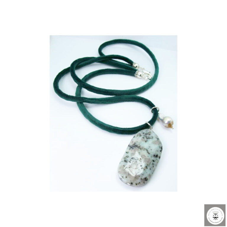 Collana di due fili in velluto verde con perla barocca e diaspro verde