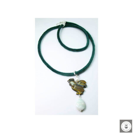 Collana in velluto verde con perla barocca, gallo in occhio di tigre e amazzonite