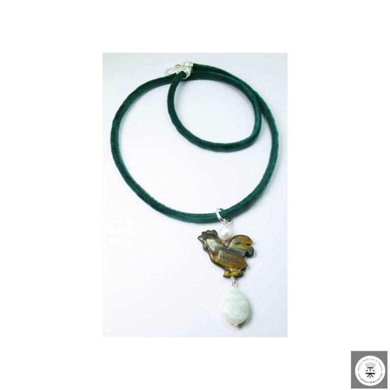 Collana in velluto verde con perla barocca, gallo in occhio di tigre e amazzonite