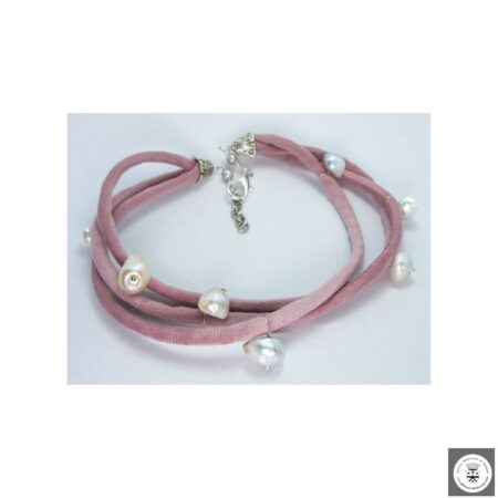 Collana multifilo in velluto rosa con perle barocche