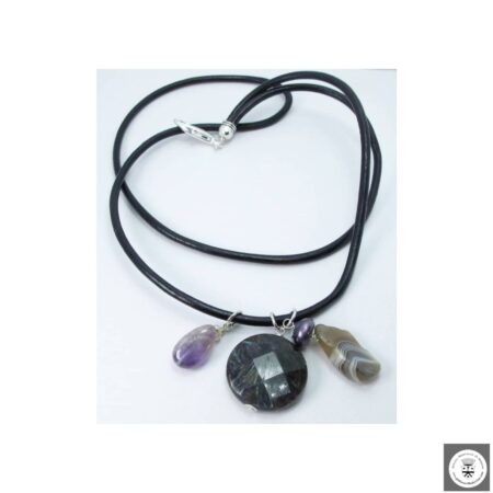 Collana di due fili in pelle nera con perla, ametista, astrophyllite, perla grigia peacock e agata del Botswana