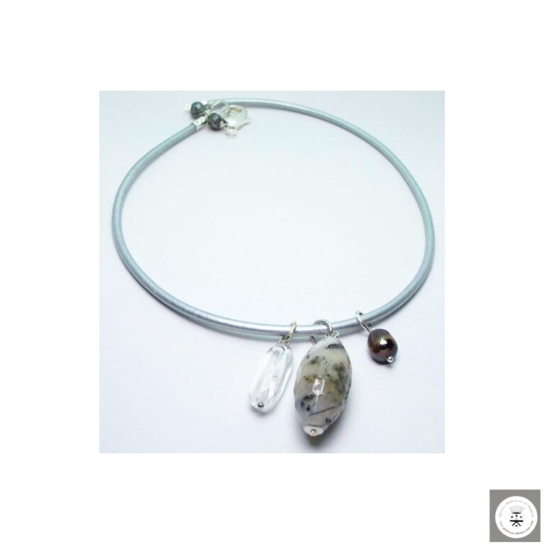 Collana in pelle color argento con perle grigie, quarzo rutilato e cristallo di rocca