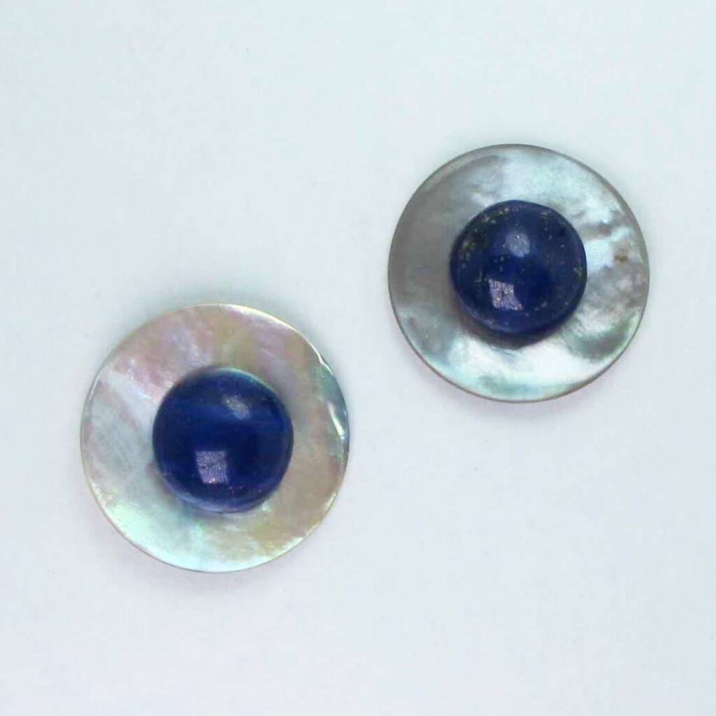 Earrings with Tahiti mother of pearl and cabochon lapis lazuli