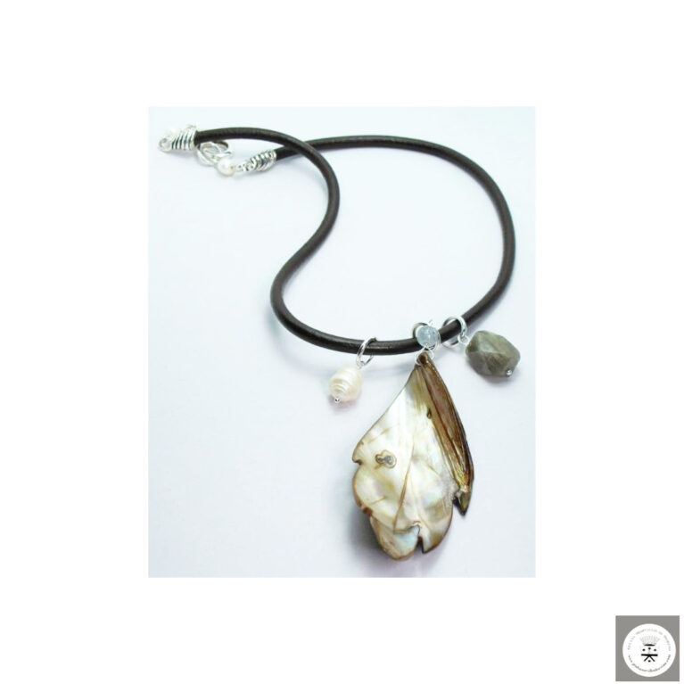 Collana in pelle marrone con foglia di madreperla, acquamarina, labradorite e perla barocca