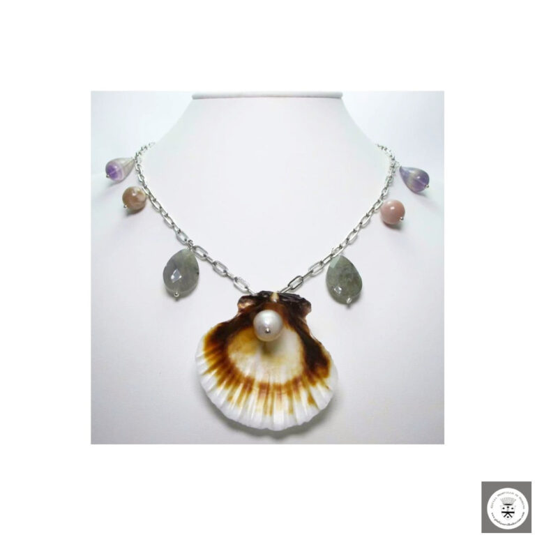 Collana con conchiglia, perla barocca, labradorite, pietra di luna e fluorite