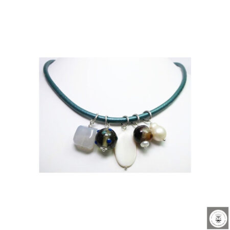 Collana in pelle verde con calcedonio, murrina, madreperla, agata e perle barocche