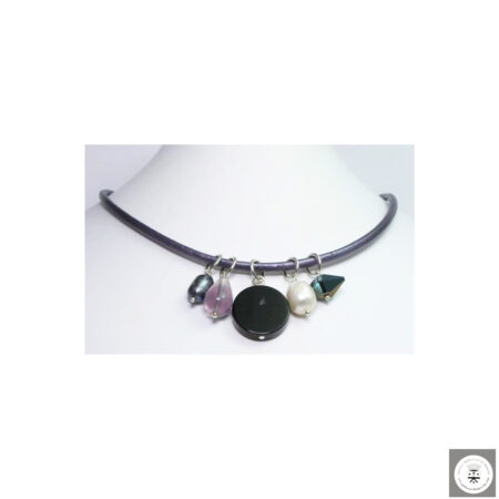 Collana in pelle viola con fluorite, onice, cristallo Swarovski, perle barocche grigie e bianche