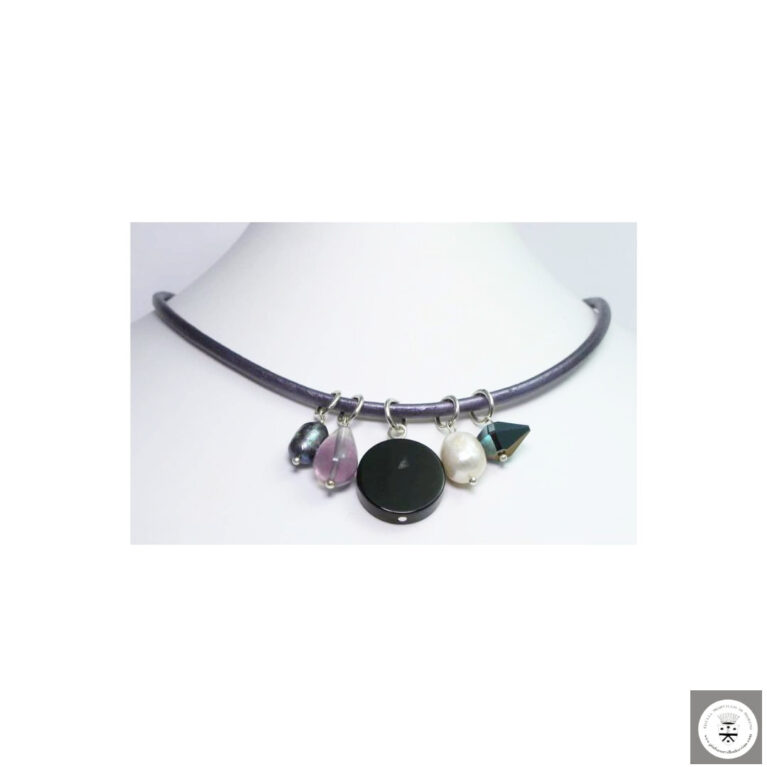 Collana in pelle viola con fluorite, onice, cristallo Swarovski, perle barocche grigie e bianche