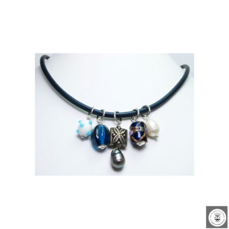 Collana in pelle blu con murrine, perle barocche bianca e peacock