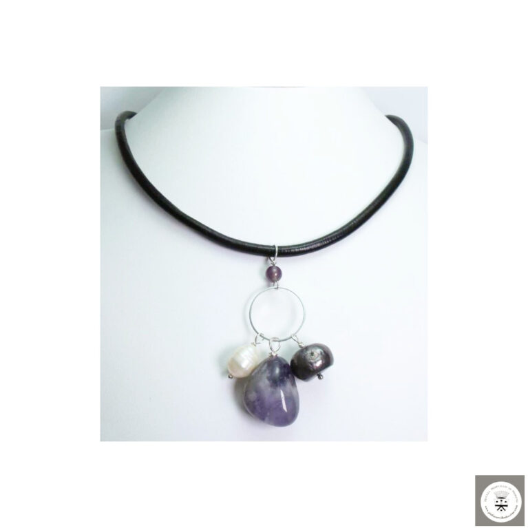 Collana in pelle nera con ametiste, perle barocche bianche e grigia