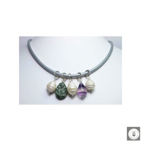 Collana in pelle color argento con diaspro, fluorite e perle barocche