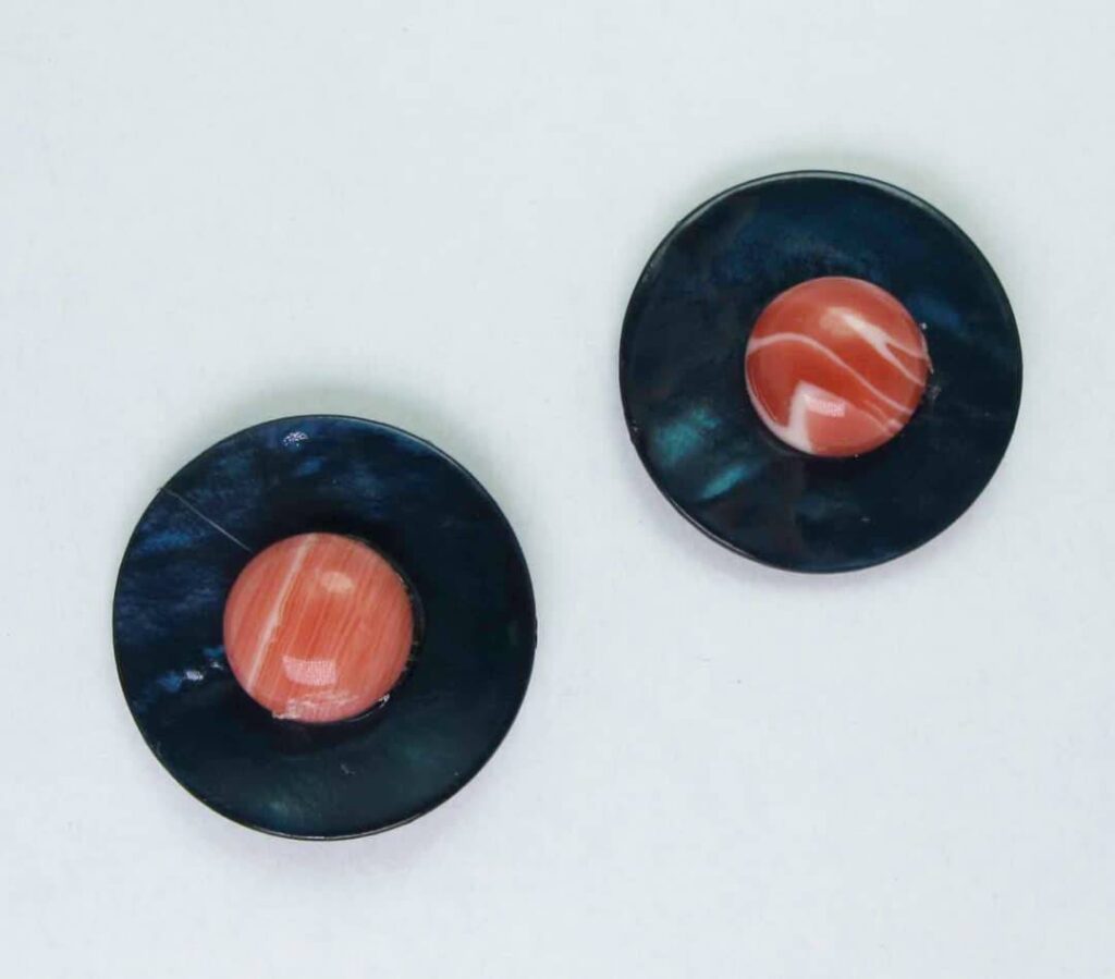 Earrings with petroleum Tahiti mother of pearl and cabochon rhodocrosite