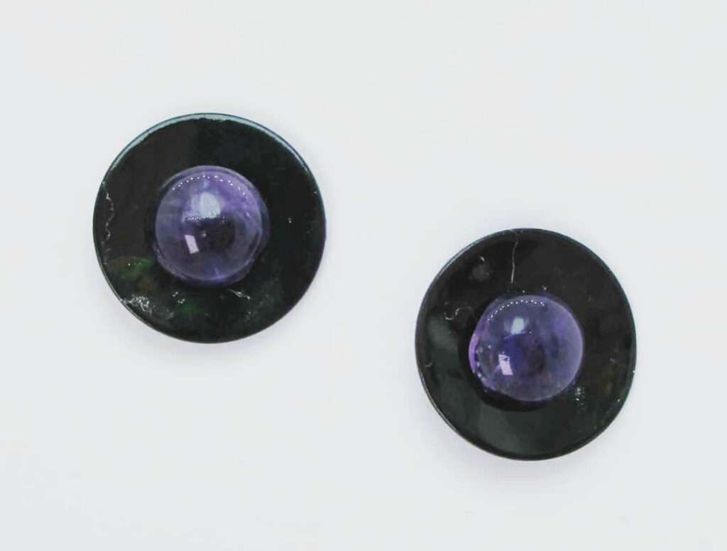 Earrings with green Tahiti mother of pearl and cabochon amethyst