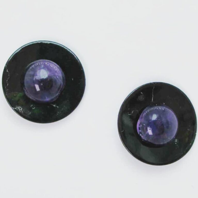 Earrings with green Tahiti mother of pearl and cabochon amethyst