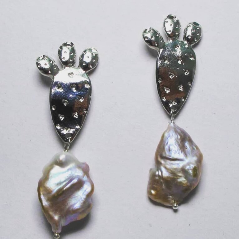 Shovel of the prickly pear earrings with big keshi pearls