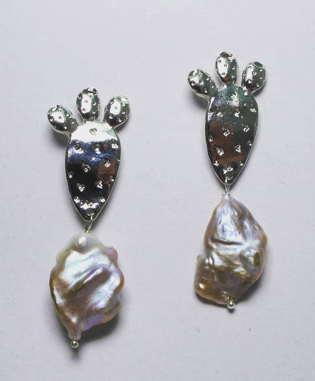 Shovel of the prickly pear earrings with big keshi pearls