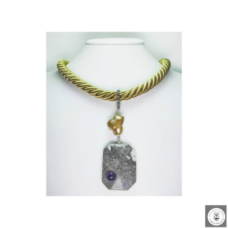 Collana in seta oro con diaspro grigio, perla barocca e ametista