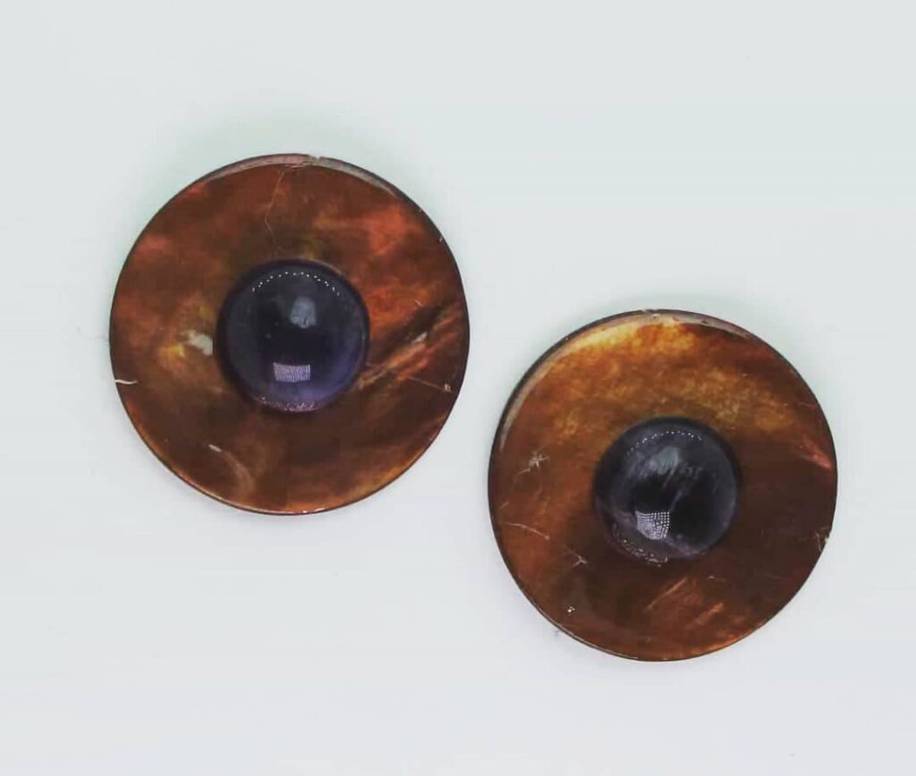 Earrings with brown Tahiti mother of pearl and cabochon amethyst