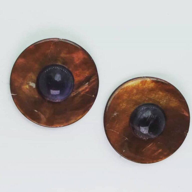 Earrings with brown Tahiti mother of pearl and cabochon amethyst