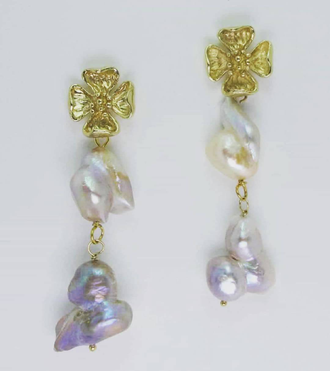 Golden flower earrings with baroque pearls