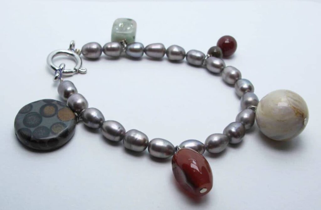 Bracelet with gray pearls, jasper and carnelian agate