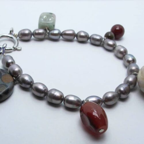 Bracelet with gray pearls, jasper and carnelian agate