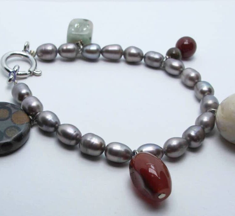 Bracelet with gray pearls, jasper and carnelian agate