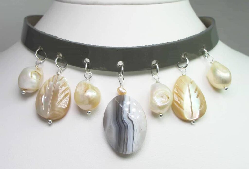 Leather choker with pearls, agate of Botswana and mother of pearl