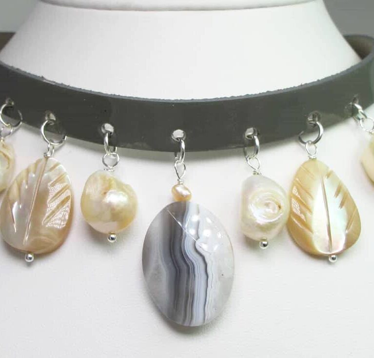 Leather choker with pearls, agate of Botswana and mother of pearl