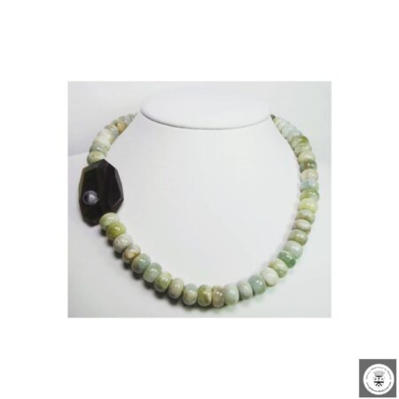 Collana con acquamarina, occhio di tigre e ametista cabochon