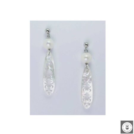 Orecchini in argento con perle e lunga goccia di madreperla incisa