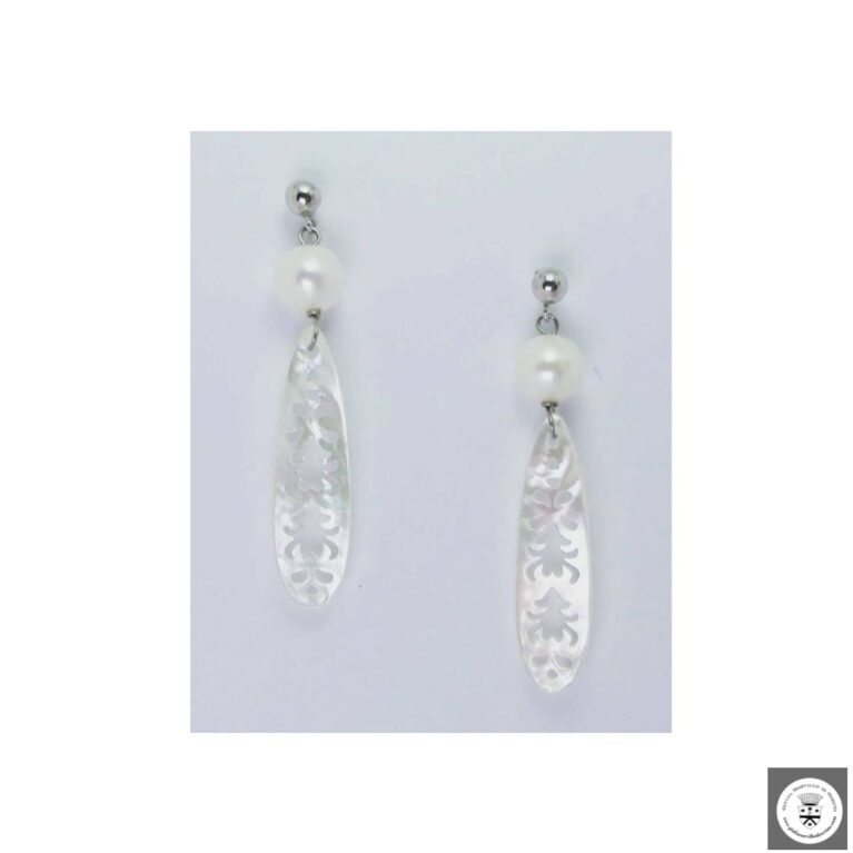 Orecchini in argento con perle e lunga goccia di madreperla incisa