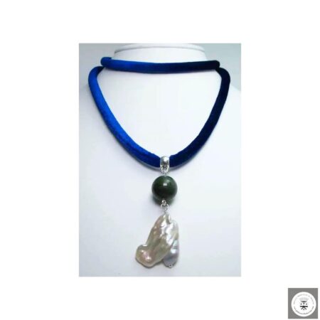 Collana in velluto blue con grande perla keshi e giada verde africana