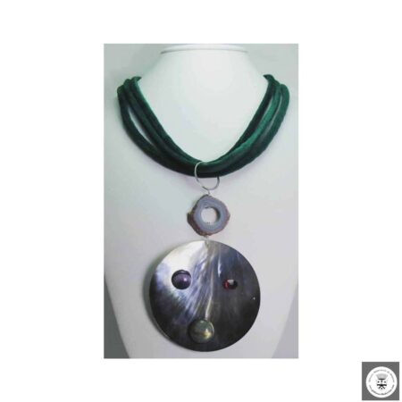 Collana multifilo in velluto con madreperla, ametista, labradorite, cristallo Swarovski e sezione di geode di agata del Botswana