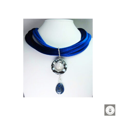 Collana in velluto blue con lapislazzulo, pietra di luna, madreperla e perla barocca