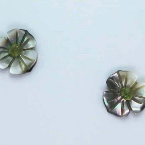 Flower earrings with black carved Tahiti mother of pearl and peridot