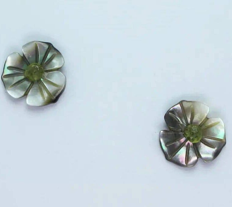 Flower earrings with black carved Tahiti mother of pearl and peridot