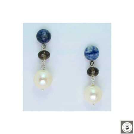 Orecchini con sodalite cabochon, quarzo fumè e perle barocche