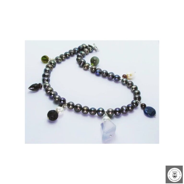 Collana con perle di fiume grigie e charms con pietre semi-preziose