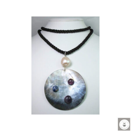 Collana in seta nera con ciondolo di madreperla Tahiti, ametiste e sodalite cabochon e perla barocca