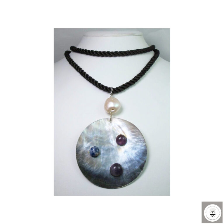 Collana in seta nera con ciondolo di madreperla Tahiti, ametiste e sodalite cabochon e perla barocca