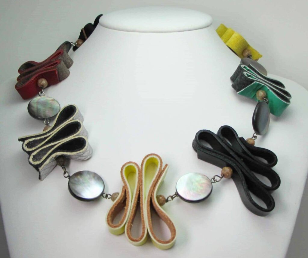 Necklace with leather, unakite and Tahiti mother of pearl