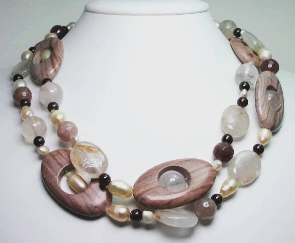 Two strands necklace with pink pearls, jasper, garnet, strawberry and pink quartz