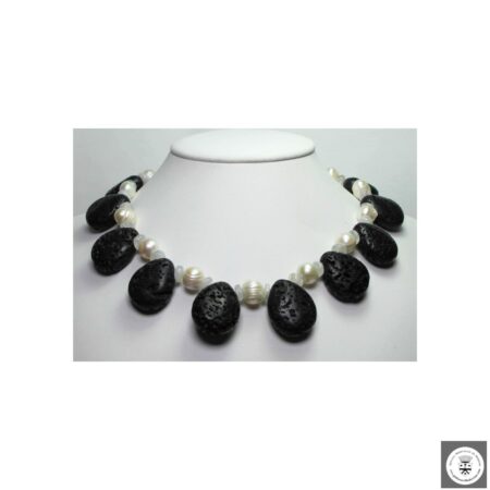 Collana di petali di pietra lavica con perle di fiume e pietra di luna