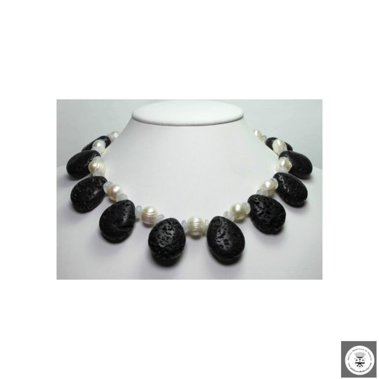 Collana di petali di pietra lavica con perle di fiume e pietra di luna