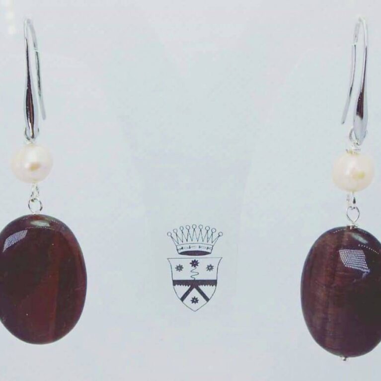 Earrings with bull's eye and pearls