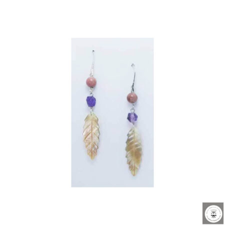 Orecchini in ottone rodiato con madreperla incisa, ametista e rhodonite